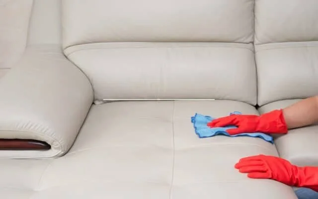 Comment nettoyer efficacement du cuir blanc avec du bicarbonate de soude ?